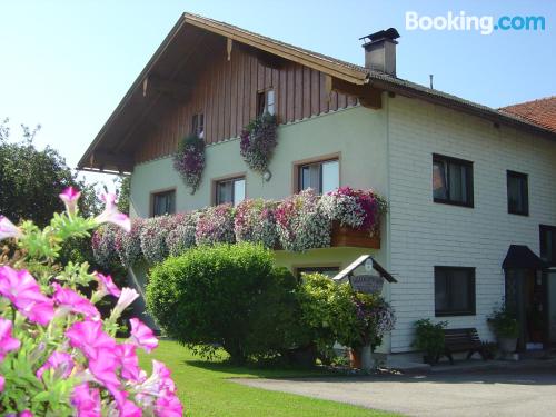 Appartement avec terrasse. À Oberhofen am Irrsee