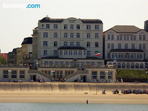 Centraal Borkum appartement. Honden welkom!