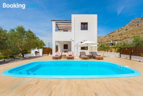 Ample appartement à Pefki Rhodes. Terrasse et Wifi!