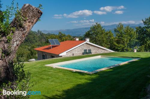 Apartamento com Wi-fi. Terraço e piscina