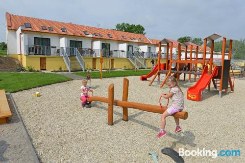 Groot appartement met 2 kamers. Terras!