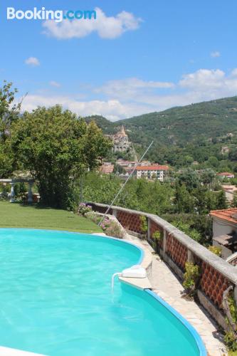 Apartamento bien situado con terraza y piscina