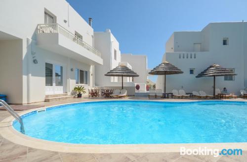 Apartamento de 42m2 en Agios Prokopios con piscina y terraza