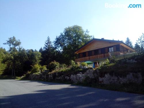 Ferienwohnung mit Balkon. Mit Kinderbett