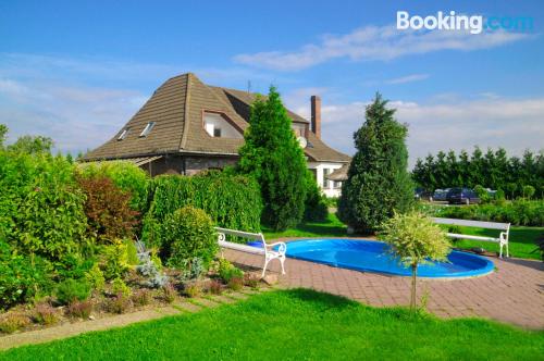 Klein Ferienwohnung zwei Personen. Pool und Terrasse