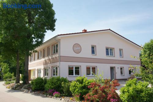 Estudio bonito con conexión a internet y terraza