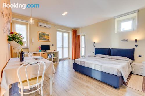 Apartamento pequeño parejas con terraza y internet