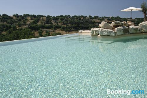 Apartamento con piscina y wifi