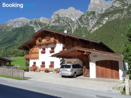 Appartement avec terrasse près de toutes les attractions de Gschnitz