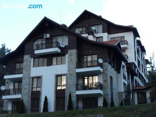 Breed appartement em Borovets. Zwembad en terras