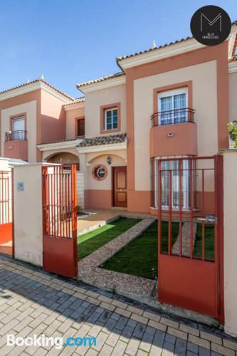 Appartement avec climatisation. Terrasse et Internet!