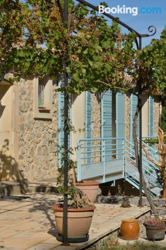 Ferienwohnung mit Balkon. In Pouzols-Minervois