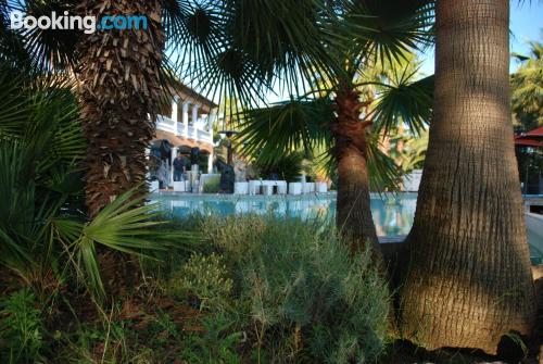 Roquebrune-sur-Argens à vos pieds. Terrasse!