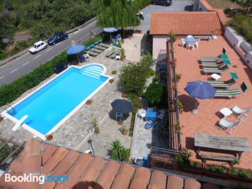 Appartement avec piscine. Terrasse et Internet!