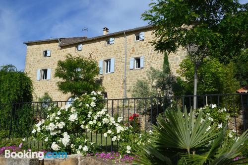 Appartement avec terrasse. Saint-Paul-le-Jeune est votre!