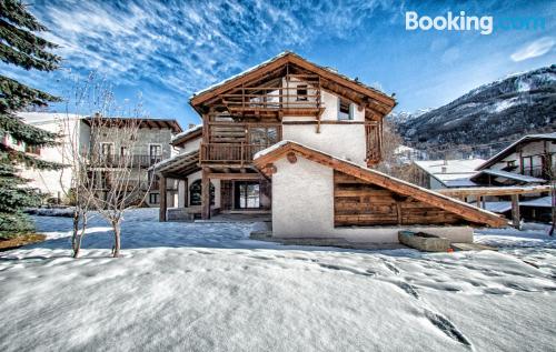 Apartamento en Pragelato con terraza y conexión a internet