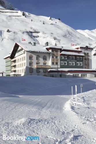 Goed gelegen Zürs am Arlberg appartement. Verwarming en internet