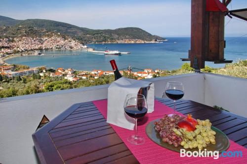 Stay cool: air place in Skopelos Town with terrace and wifi