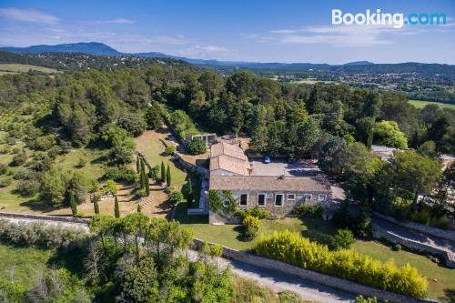 Cómodo apartamento en Saint-Clément-de-Rivière con piscina y vistas