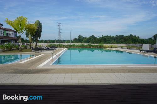 Appartamento con piscina. Kuching è in attesa!