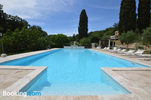 Apartamento con piscina, vistas y wifi