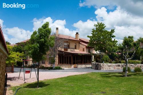 Appartement avec terrasse et Internet à La Lastrilla, parfait pour deux personnes