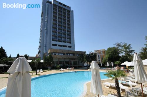 Prático apartamento. Terraço e piscina