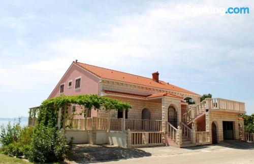 Apartamento com terraço. No centro da cidade