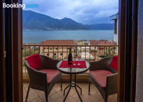 Appartement met 2 slaapkamers in Kotor. Terras!