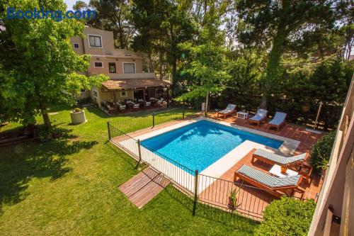 Appartement avec piscine. Terrasse et Wifi!