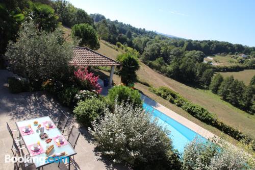 Appartement avec piscine. Chauffage et Internet