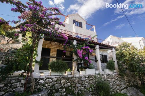 Cómodo apartamento de dos habitaciones con conexión a internet y terraza