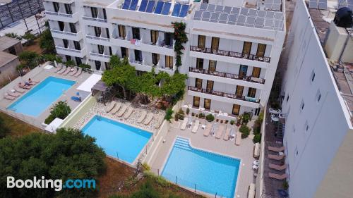 Appartement avec piscine. Terrasse et Internet!