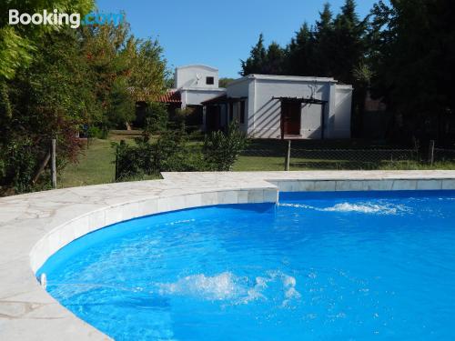 Cuco apartamento dos personas con piscina