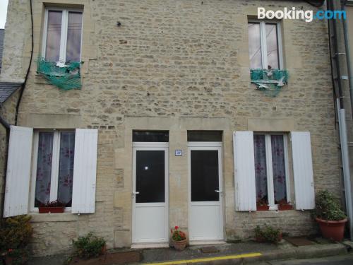 Centraal Port-en-Bessin-Huppain appartement. Verwarming en Wifi