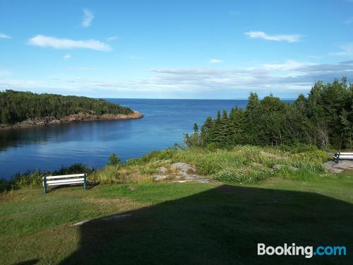 Appartement avec terrasse et Internet à Les Escoumins, parfait pour 5 ou plus