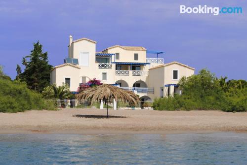 Apt mit Internet und Terrasse. In Porto Heli