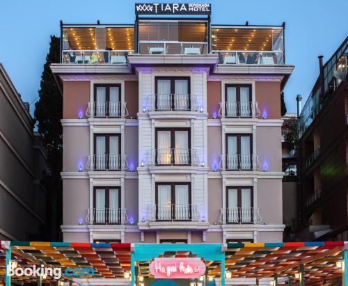 Appartement met airconditioning. Buyukada aan zijn voeten!