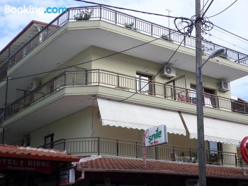 Grosso apartamento em Paralia Katerinis. Internet e terraço