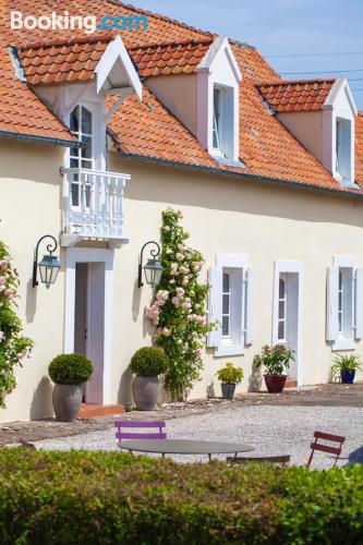 Pequeño apartamento dos personas con terraza y wifi