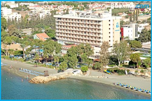 Limassol vanuit uw raam! Met terras