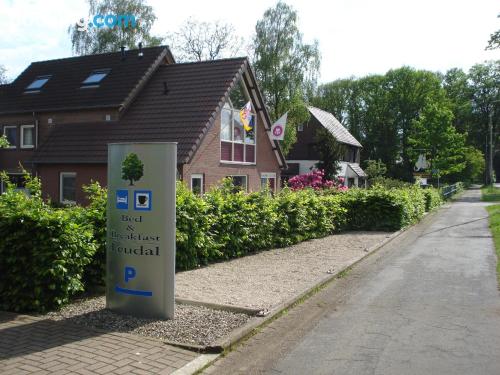 Apt für zwei Personen. Mit Kinderbett