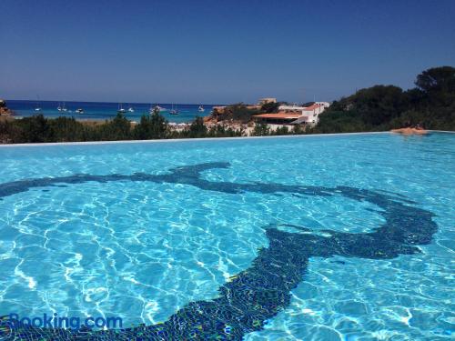 Pratique appartement deux personnes. Cala Saona est votre!