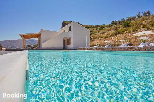 Confortable appartement à Scopello. Piscine et terrasse