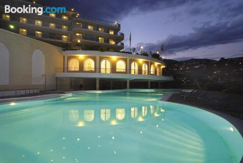 Piscina y conexión a internet en Sanremo con vistas