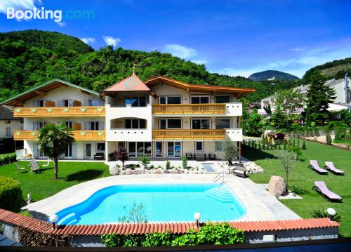 Appartement avec piscine et l'air. À Nalles