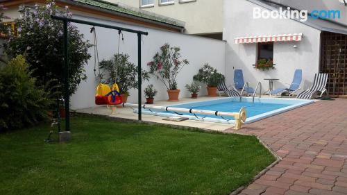 Amplo apartamento numa posição central. Terraço e piscina