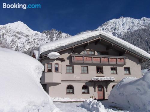 Ferienwohnung mit Terrasse. In Wald am Arlberg