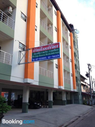 Praktische Wohnung in Suratthani. W-lan und Balkon