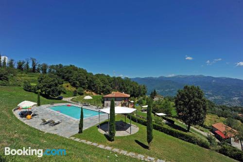 Apartamento con terraza y piscina